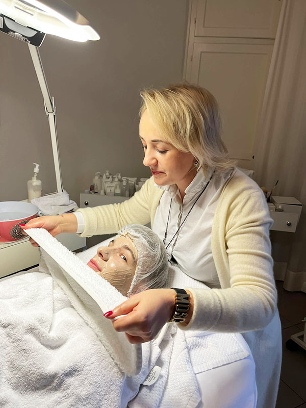 Aknebehandlung gegen unreine Haut und grosse Poren bei Jolie Kosmetik Basel